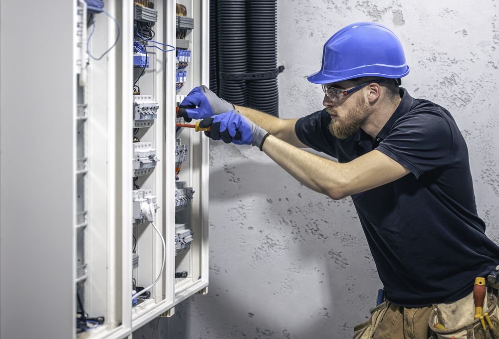Eletricista trabalhando em um quadro de energia