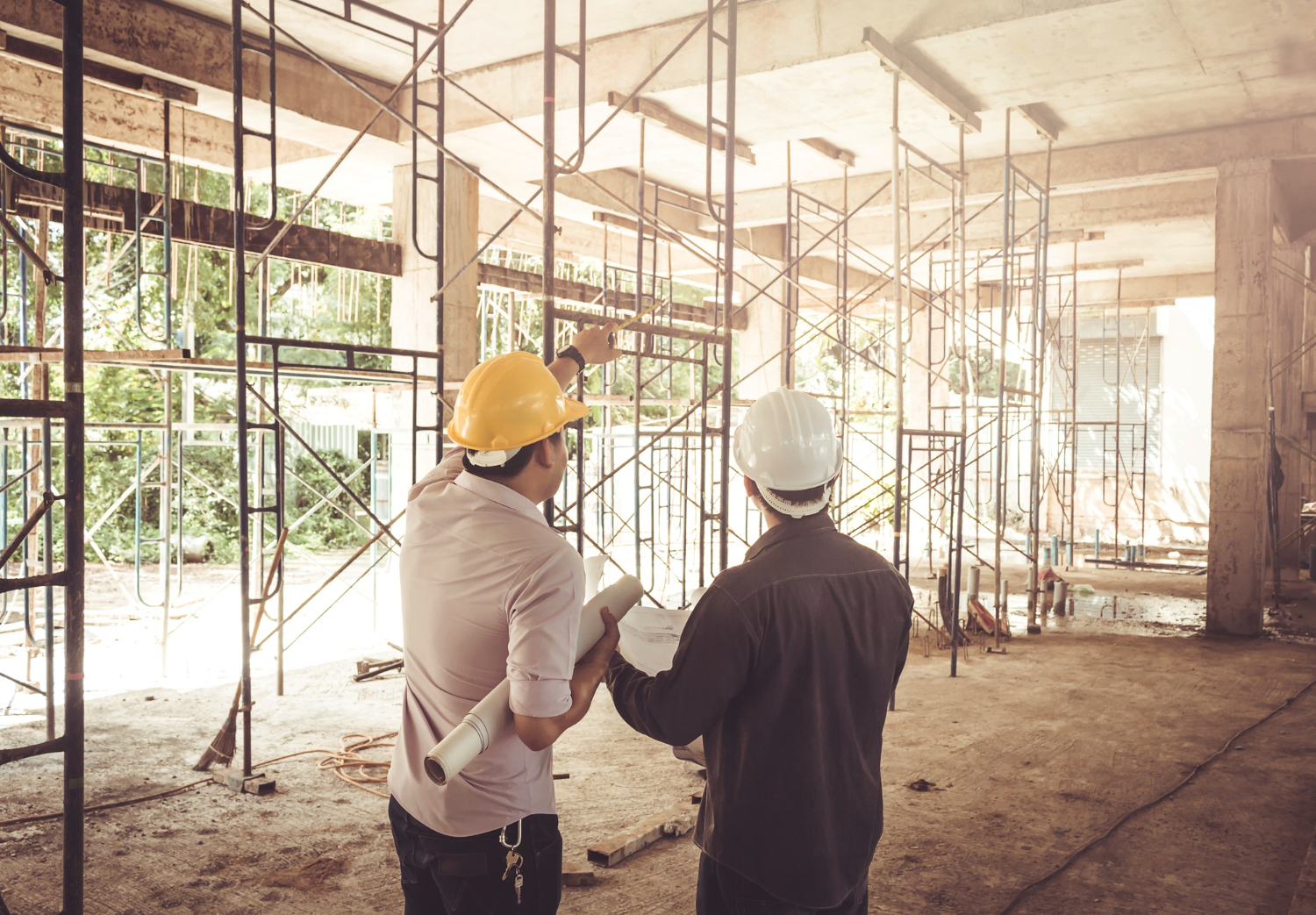 engenheiro-de-site-de-construcao-de-homem-dois-negocios-efeito (1)