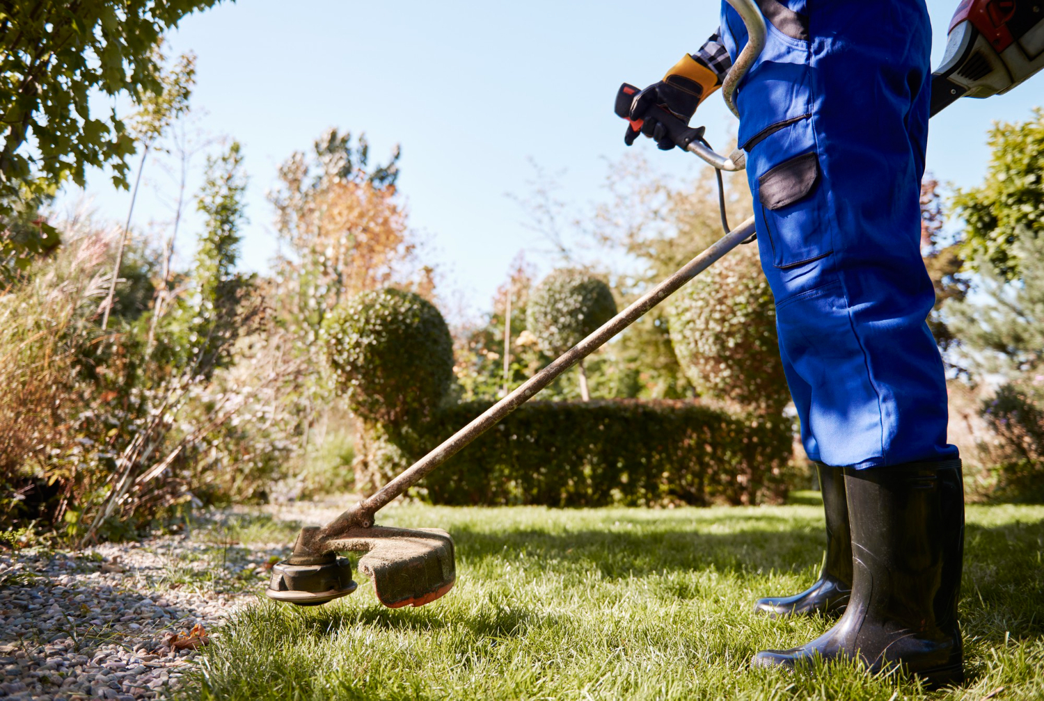 jardineiro-com-weedwacker-cortando-a-grama-no-jardim