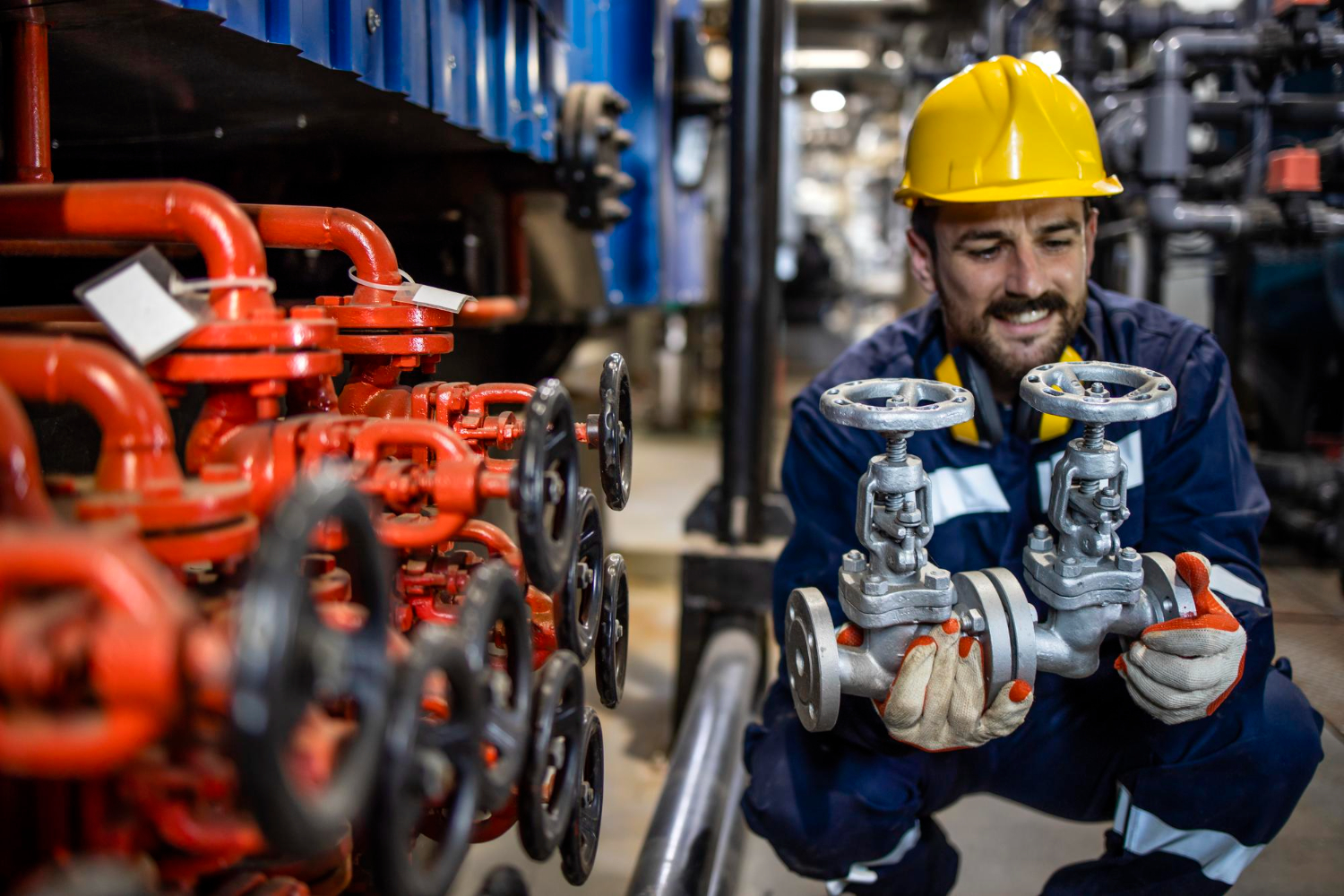 servico-de-manutencao-industrial-e-valvulas-de-tubo-de-mudanca-de-engenheiro-experiente-em-refinaria-de-petroleo